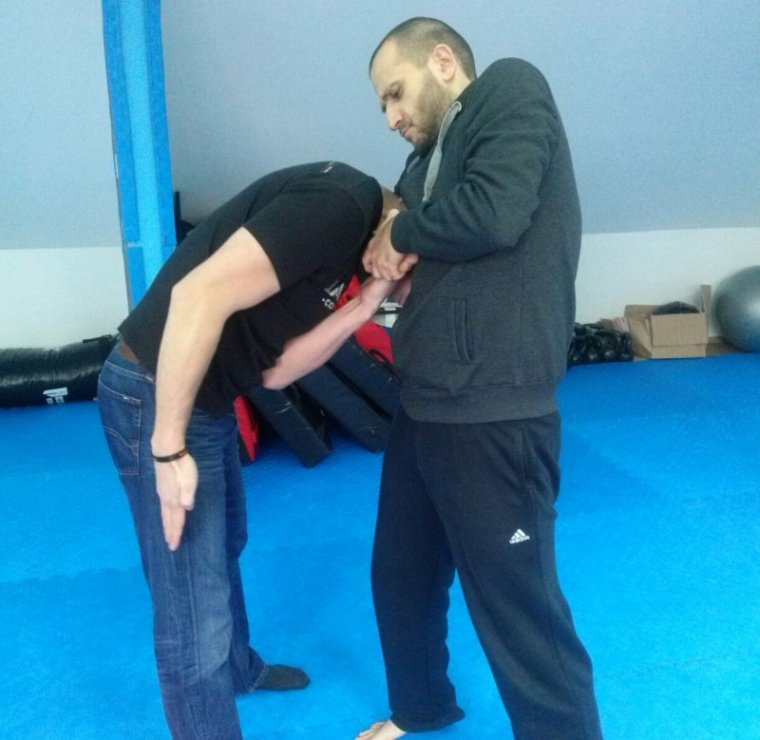 Slika 1: Guillotine - low headlock from the front - P 3 Giljotina nisko gušenje sprijeda