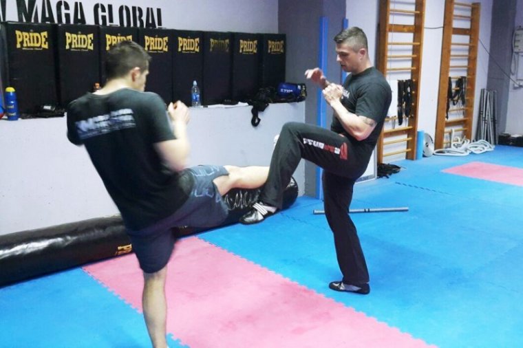 Slika 1: Leg defens against regular kick Obrana nogom od regular kicka u genitalije