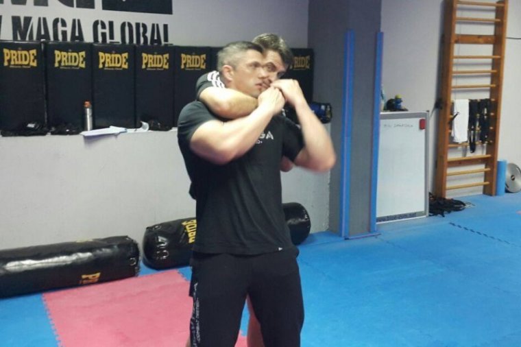 Slika 1: Escaping headlocks - arm-bar to the front of throat (windpipe) Obrana od kravate s leđa